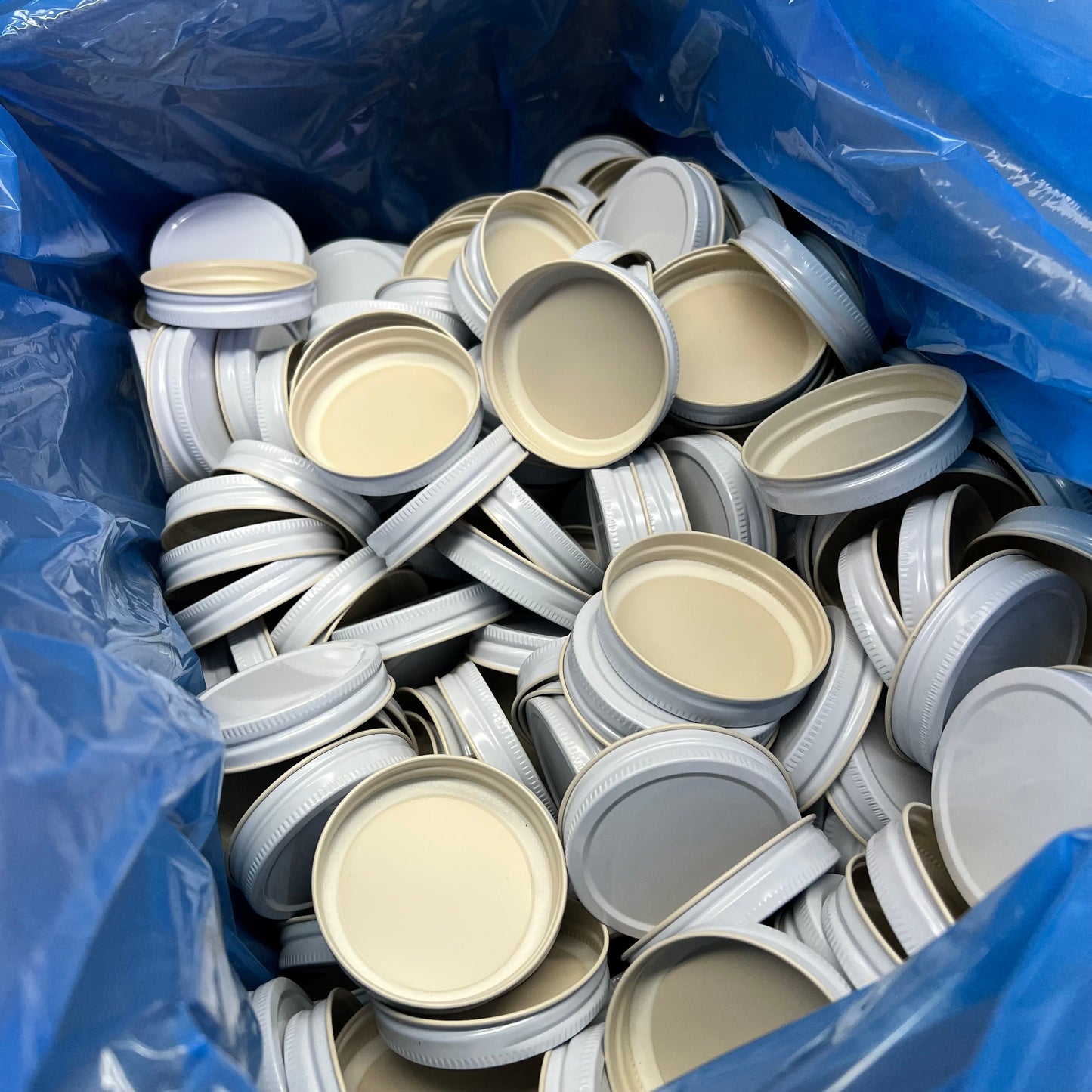 MASSILLY (675 PACK) Mason Jar Lids Twist Closure 70/450 Regular Mouth 2-3/4" Jar