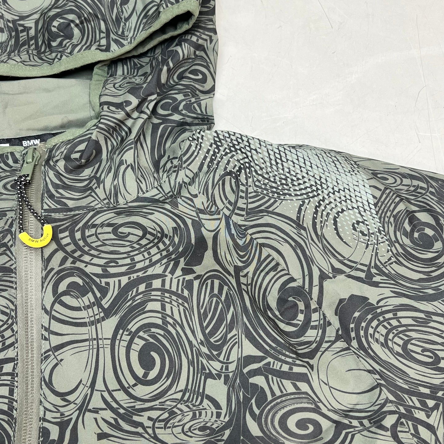 BMW Waterproof Lightweight Active Jacket Full Zip Mens Sz M Olive Scribble Print