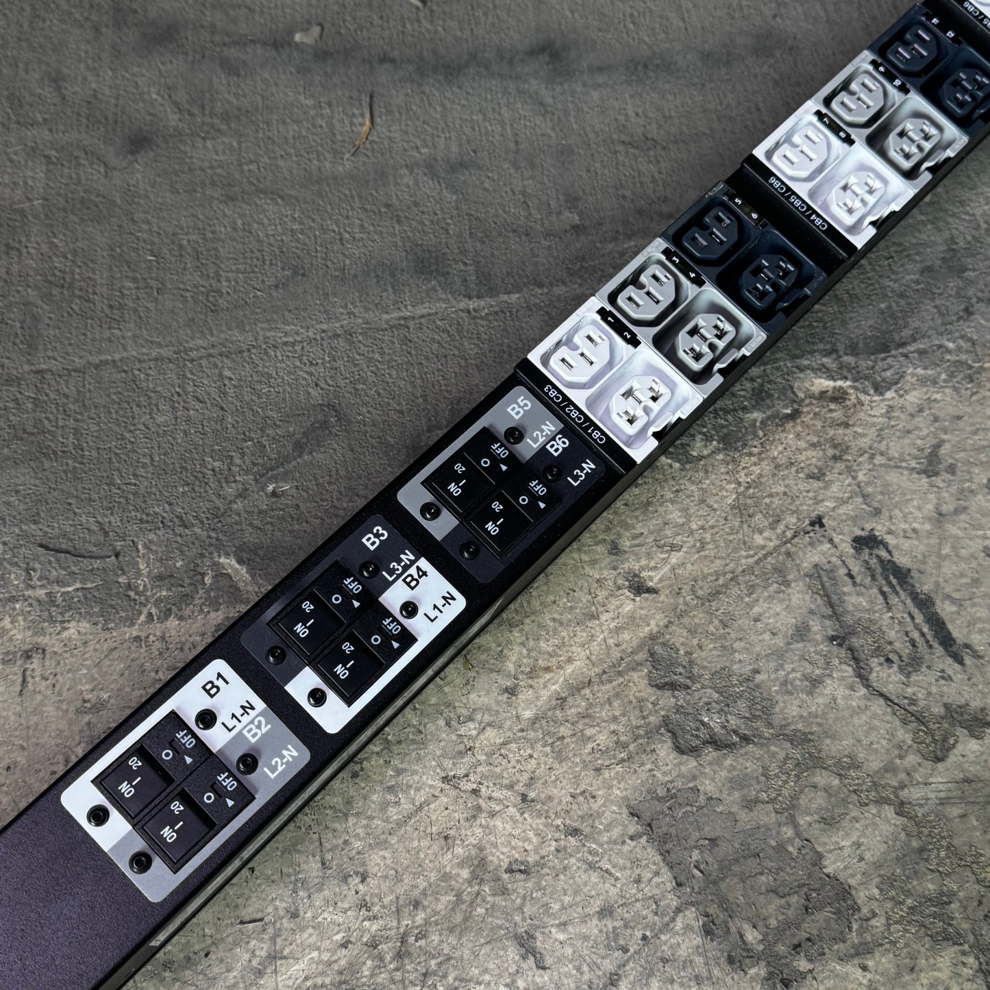 APC Power Distribution Units Input 200-240/346-415VAC  74"L Black SE26048M-0061-C