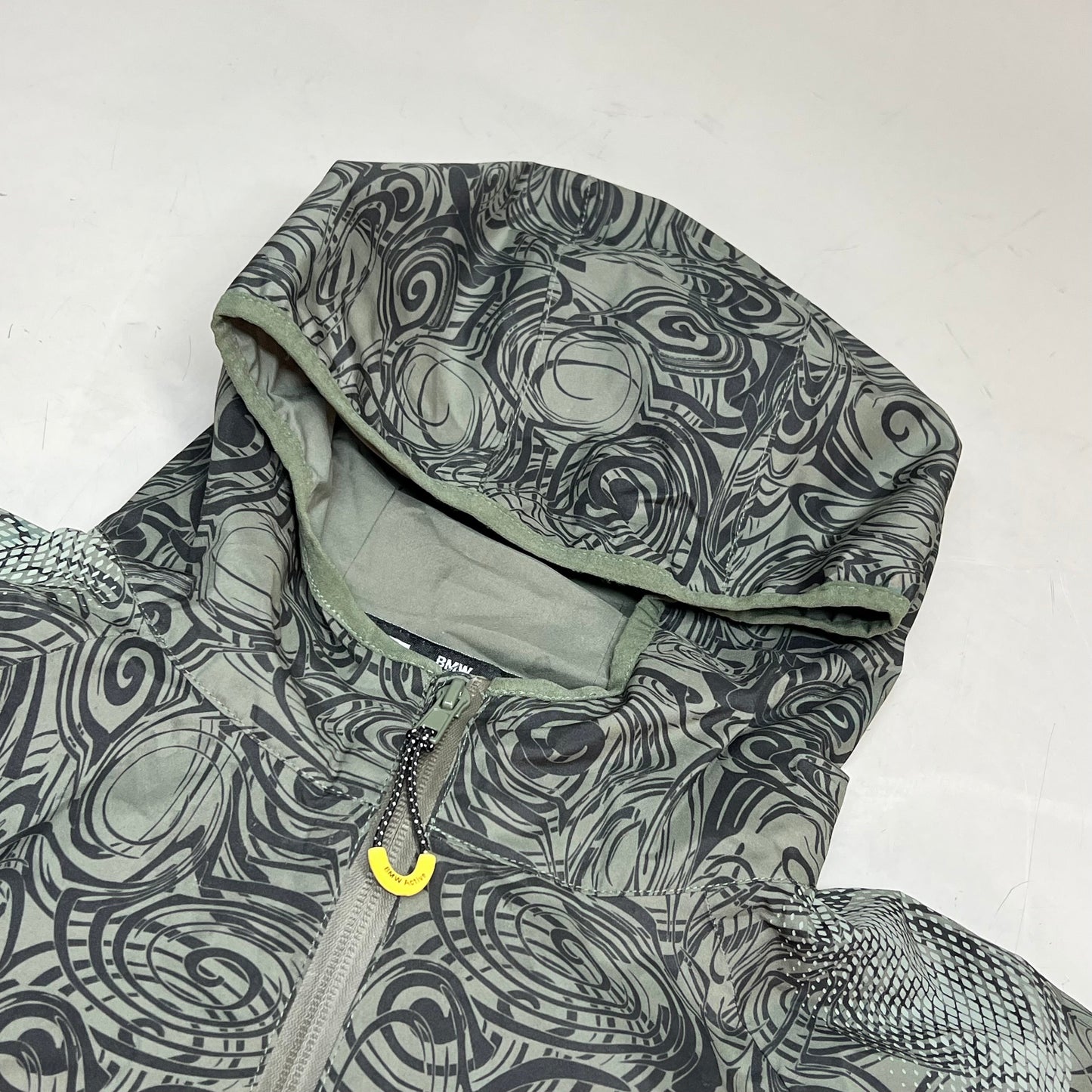 BMW Waterproof Lightweight Active Jacket Full Zip Mens Sz M Olive Scribble Print