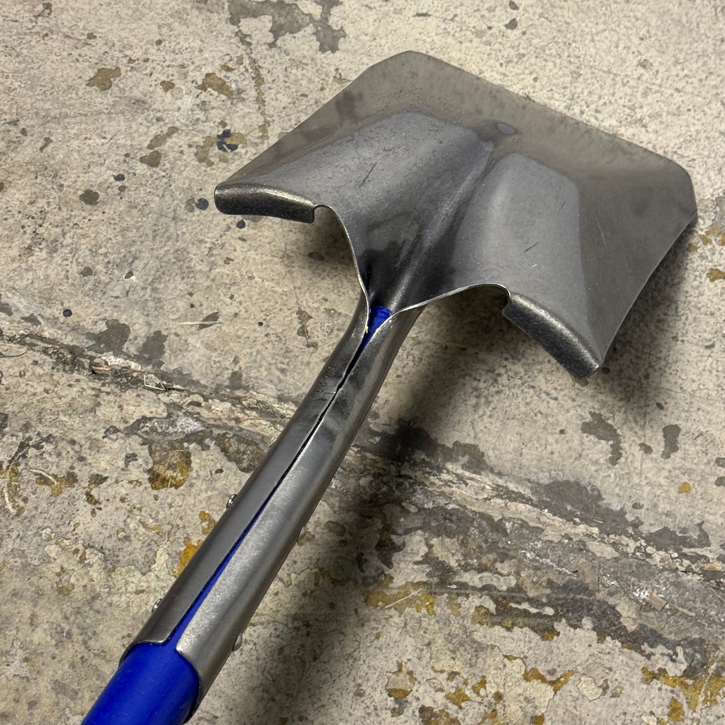 WESTWARD Square Point Shovel 30" 14 Gal, Natural Wood Handle 1WG34A
