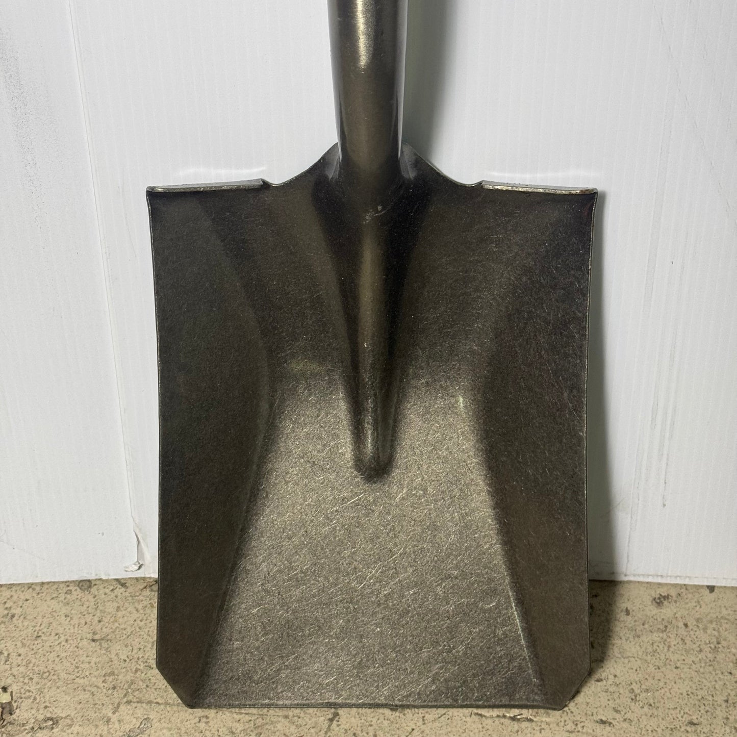WESTWARD Square Point Shovel 30" 14 Gal, Natural Wood Handle 1WG34A