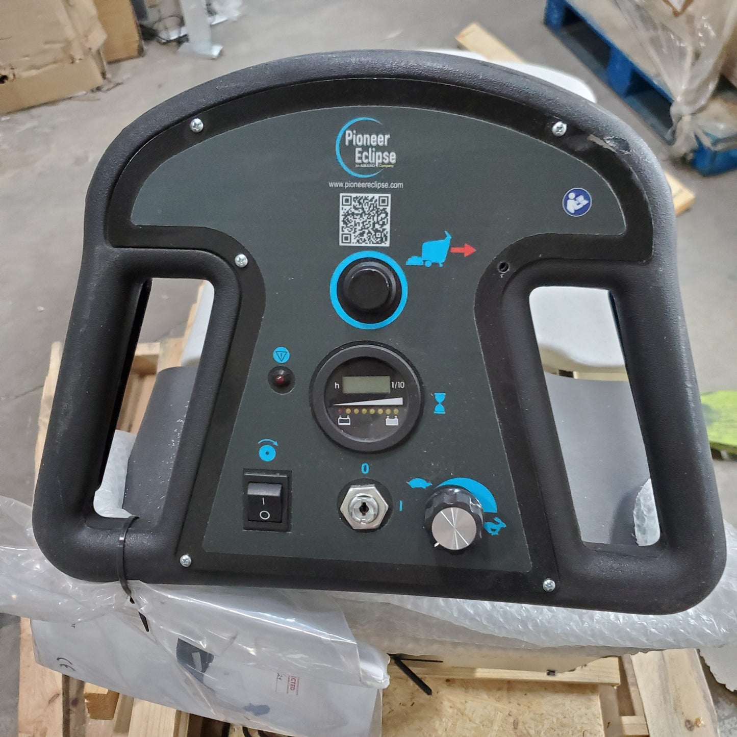 AMANO PIONEER ECLIPSE Traction Floor Burnisher 27-28" 300BU TPPL Batteries