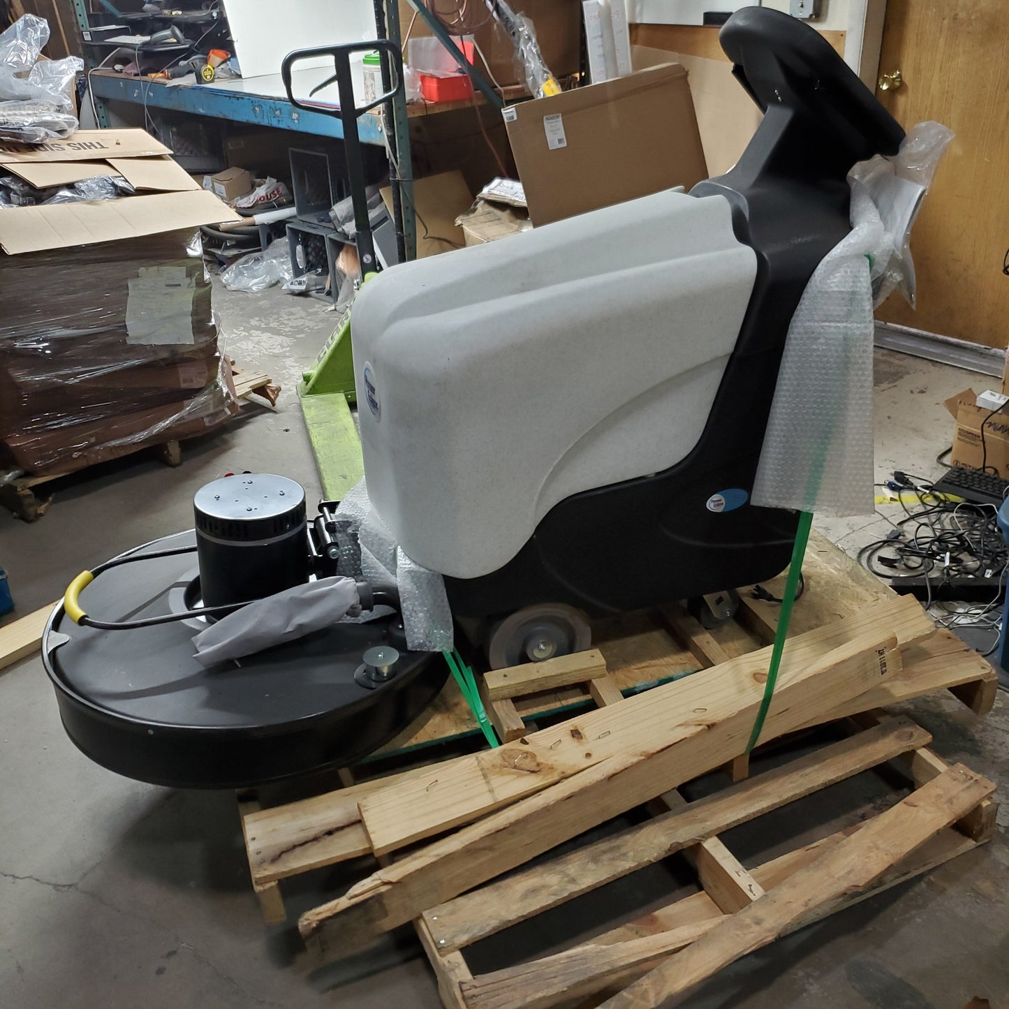 AMANO PIONEER ECLIPSE Traction Floor Burnisher 27-28" 300BU TPPL Batteries