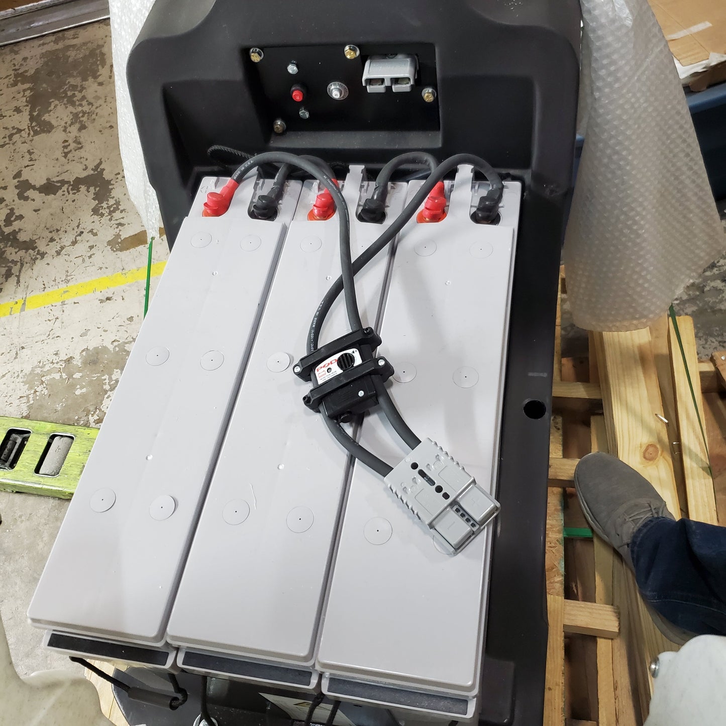 AMANO PIONEER ECLIPSE Traction Floor Burnisher 27-28" 300BU TPPL Batteries