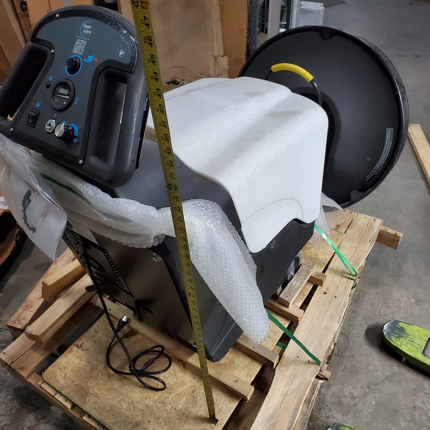 AMANO PIONEER ECLIPSE Traction Floor Burnisher 27-28" 300BU TPPL Batteries