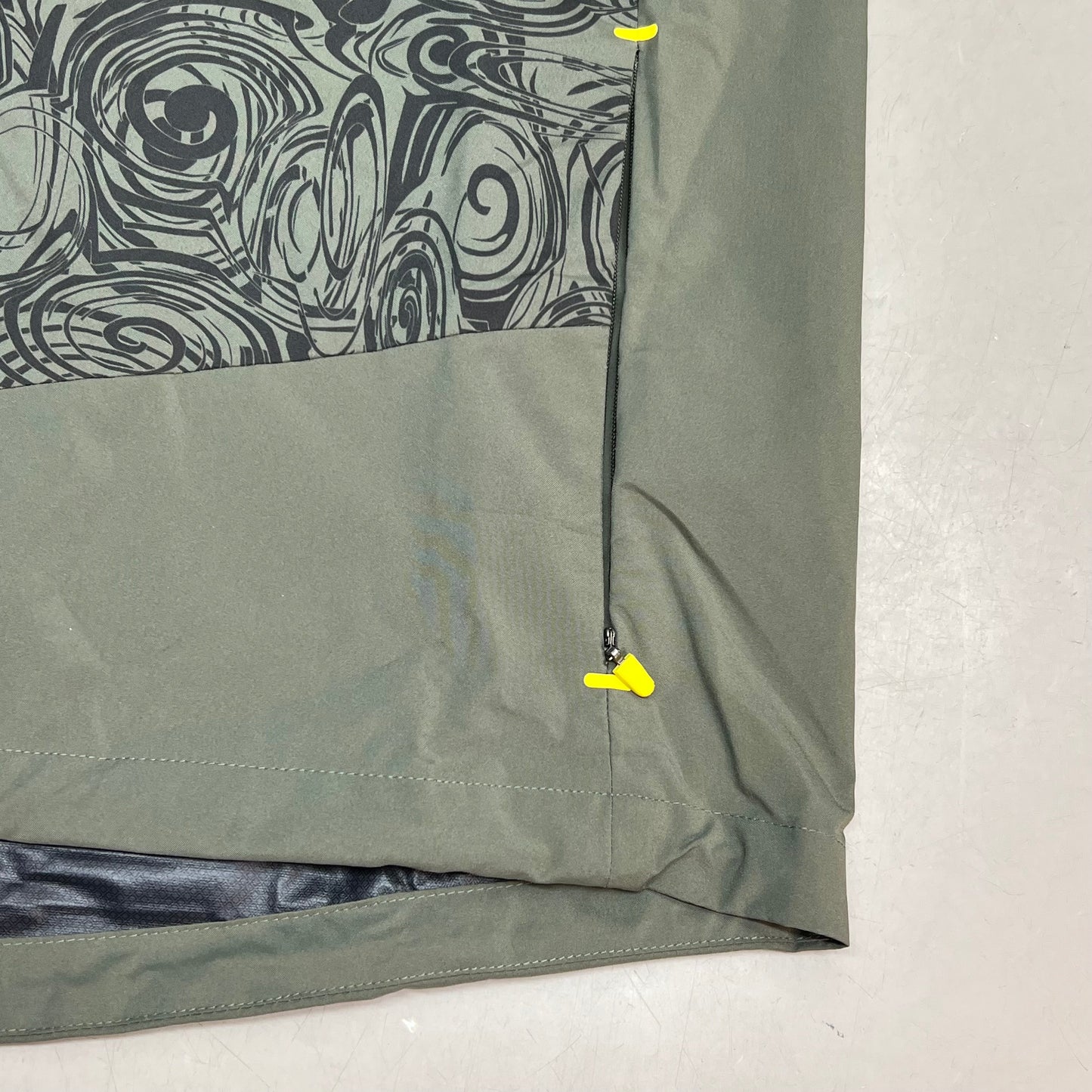 BMW Waterproof Lightweight Active Jacket Full Zip Mens Sz M Olive Scribble Print