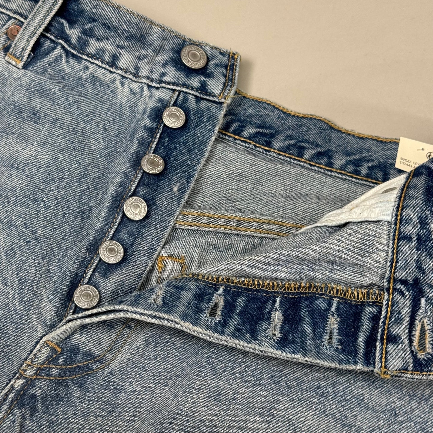 LEVIS 501 Original Fit High Rise Shorts Medium Wash Women's Sz 33 Mega Vibe Blue