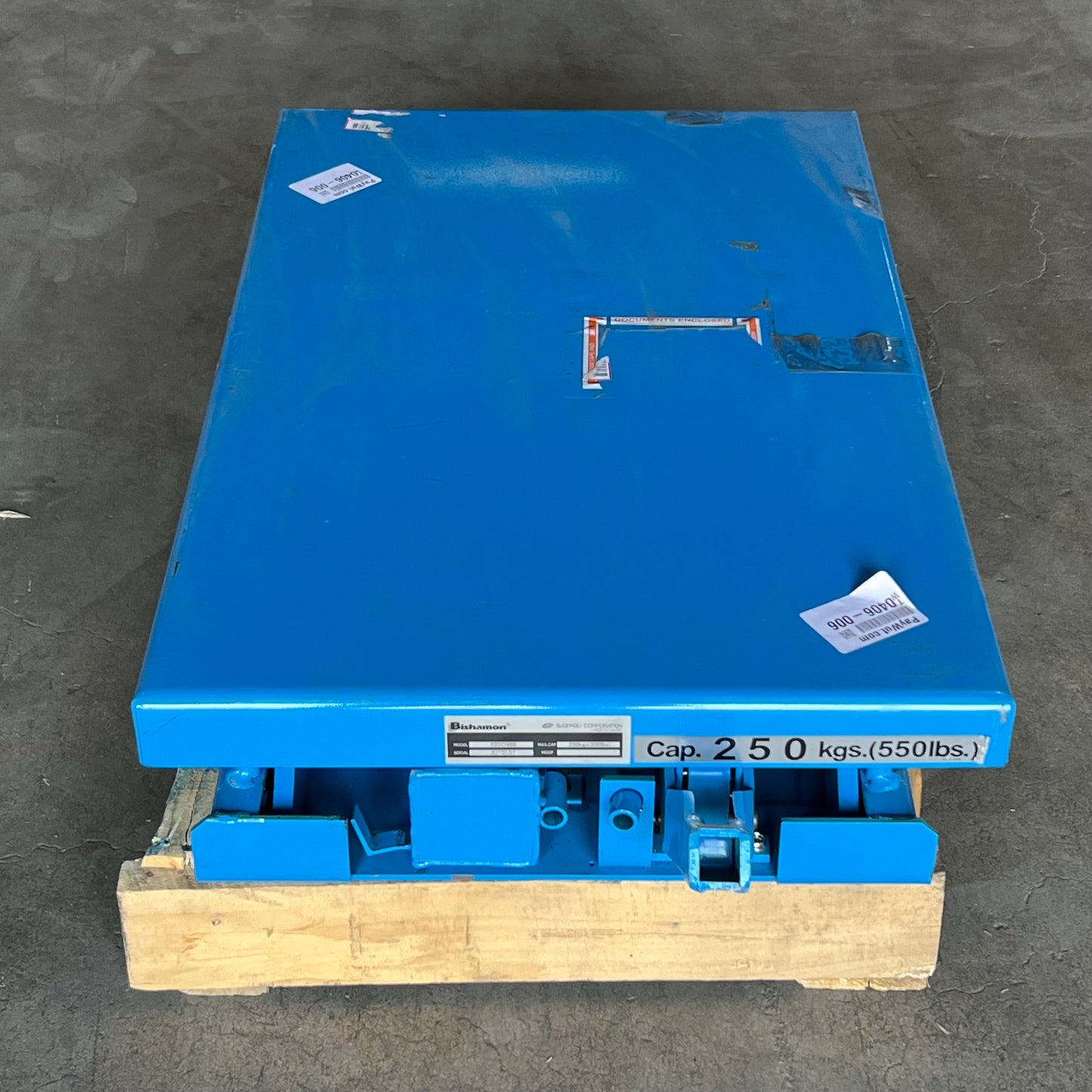 VERSACE Hydraulic Lift Table Max Cap 550 Lbs 20"W x 32"L x 6"-28"H Blue X25CNBI