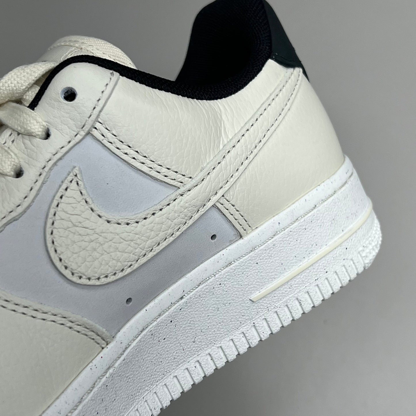 NIKE Air Force 1 07' LX Leather Shoes Women's Sz 7 Sail/Coconut Milk-Black DZ2708 101