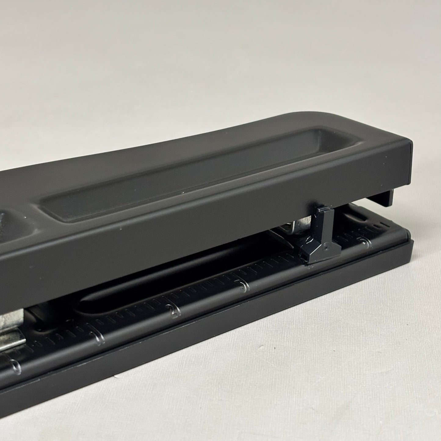 STAPLES Jam Paper Metal 3 Hole Punch 10 Sheet Capacity ST24539